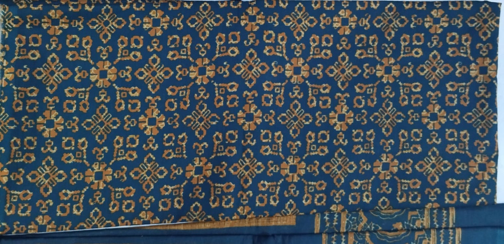 Cotton suit with work in front